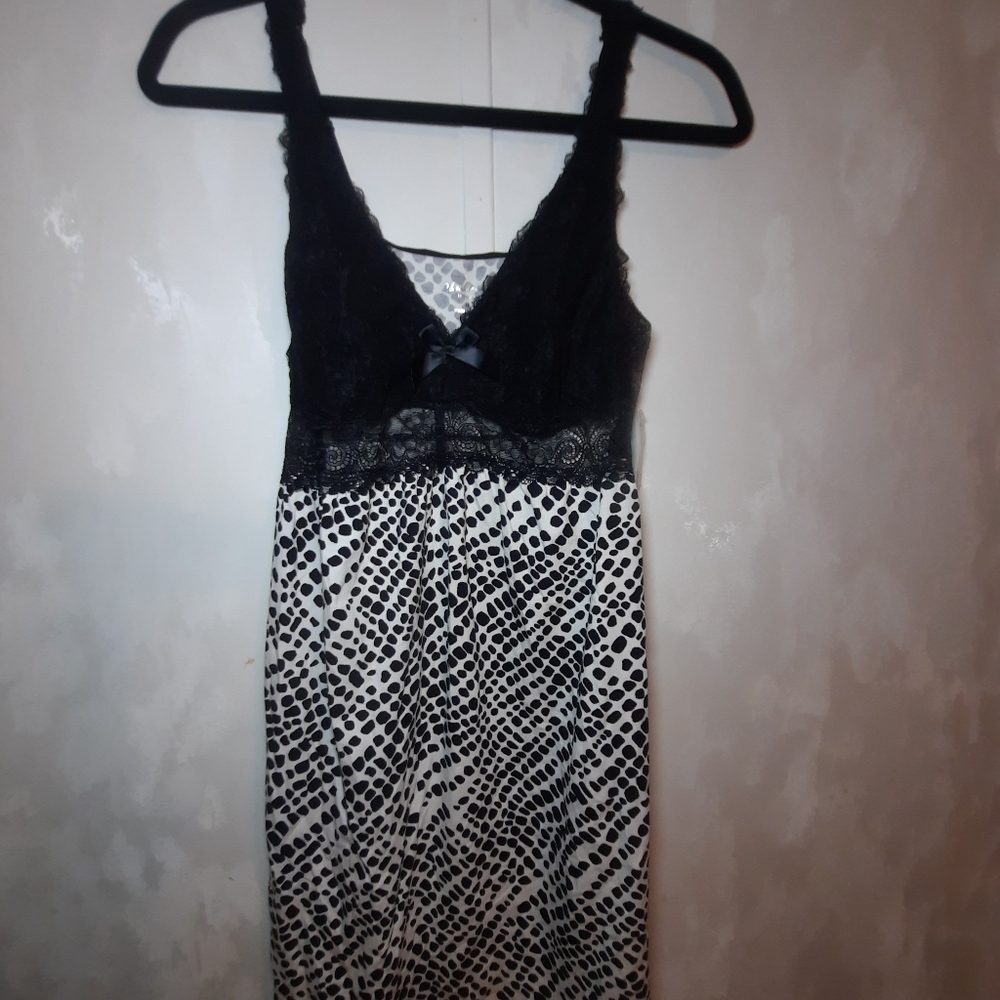 NWT: Black & white nightgown